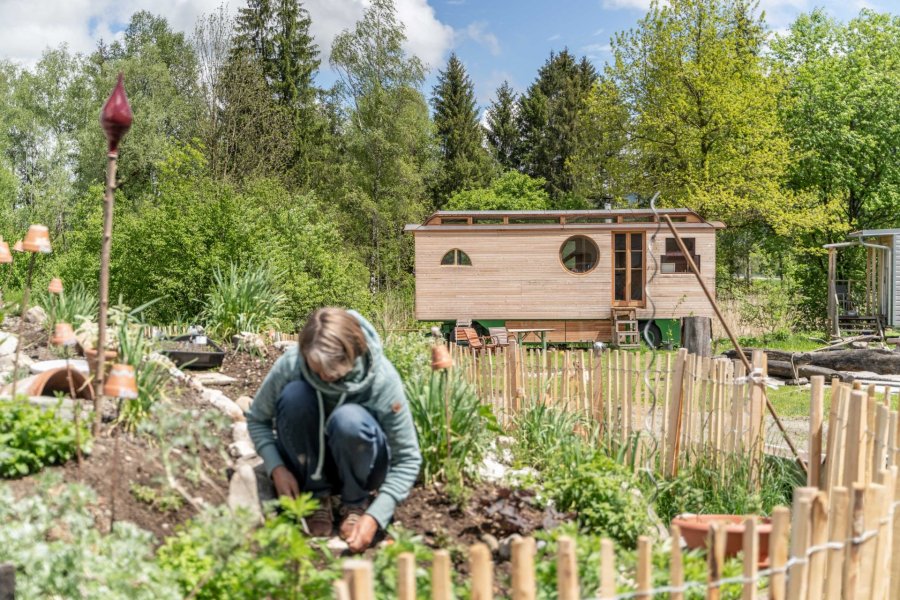 Gemüsebeet mit Gärtnerin