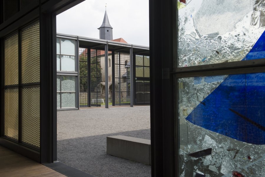 Klosterkirche durch den Pavillon