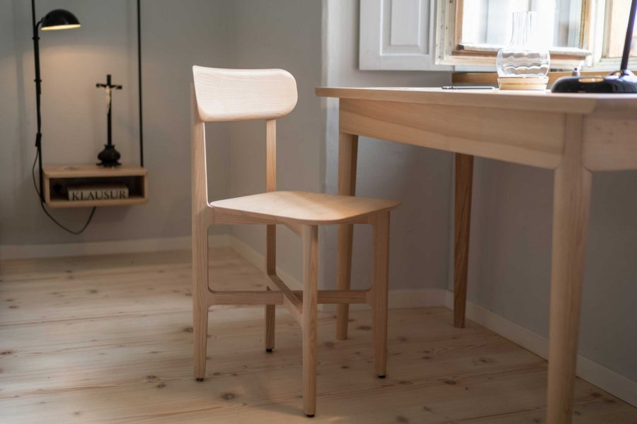 Stuhl und Tisch