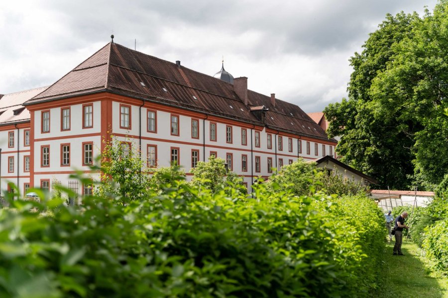 Klostergarten mit Kloster