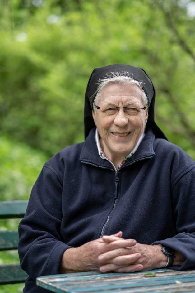 Schwester Josefa am Tisch