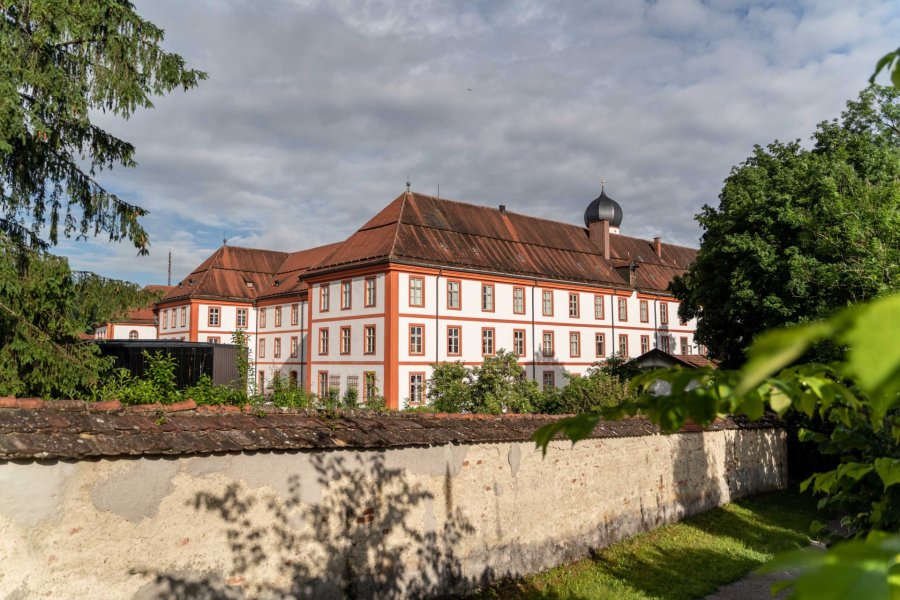 Kloster mit Klostermauer